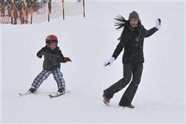 Snowboard and Ski lungern (c) Nic Oatridge