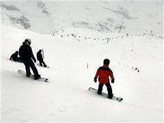 Snowboard and Ski lungern (c) Nic Oatridge