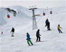 Snowboard and Ski lungern (c) Nic Oatridge